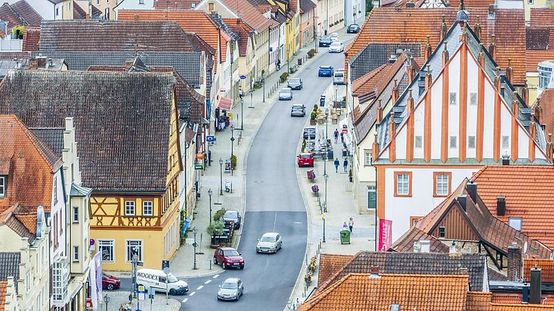 Die Altstadt von Ha&szlig;furt, rechts das Alte Rathaus mit dem markanten Giebel