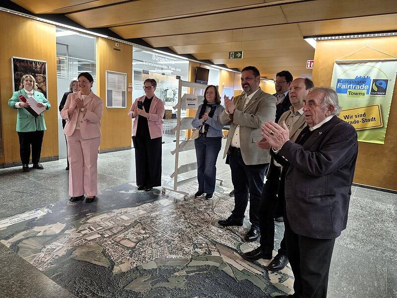 Angela Hofmann und Michael Zwingmann bei der Verk&uuml;ndigung des offiziellen WahlergebnissesDas erwartet die Patienten in der logop&auml;dischen Praxis von Philine Weissbach - ein Bilderrundgang