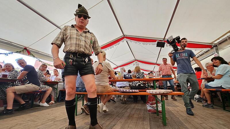 Spektakul&auml;res Outfit bei der Sandkerwa 2023 in Bamberg. Im Festzelt ging am Abend die Sause los.