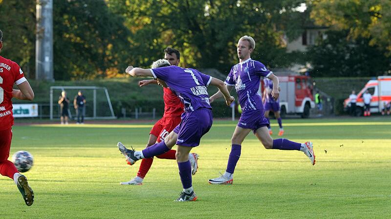 Mit diesem Schuss von der Strafraumgrenze erzielt der agile Philipp Hack den 1:1-Ausgleichstreffer.