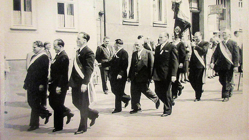 Ein Blick in die Historie: Mitglieder der Metzgerinnung beim Festumzug 1954.