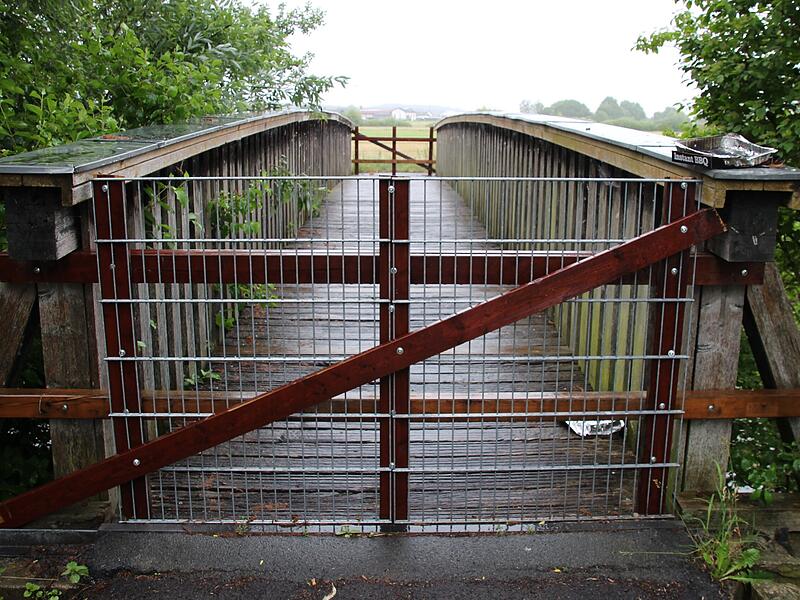 Seit einem Jahr ist die marode Holzbr&uuml;cke &uuml;ber die Aisch in H&ouml;chstadt gesperrt. Nun soll das Bauwerk durch eine Br&uuml;cke aus Metall ersetzt werden.