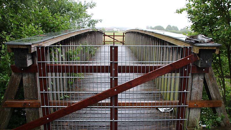 Seit einem Jahr ist die marode Holzbr&uuml;cke &uuml;ber die Aisch in H&ouml;chstadt gesperrt. Nun soll das Bauwerk durch eine Br&uuml;cke aus Metall ersetzt werden.