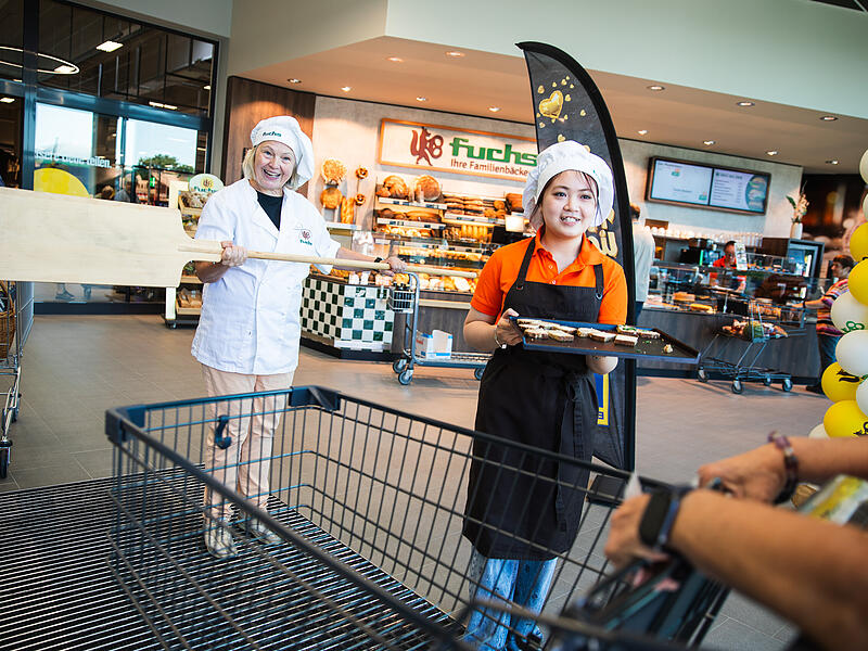 Edeka: Chau Kieu und Gabriele Schmitt von der B&auml;ckerei Fuchs verteilten im Eingangsbereich Probierh&auml;ppchen.