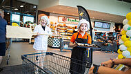 Edeka: Chau Kieu und Gabriele Schmitt von der B&auml;ckerei Fuchs verteilten im Eingangsbereich Probierh&auml;ppchen.