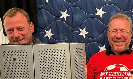 Stefan Beck (links) und Wolfgang Lutz von der TSVgg Hausen gaben im Interview mit dem Rh&ouml;ner Fu&szlig;ball-Podcast interessante Einblicke rund um den Rimini-Cup.