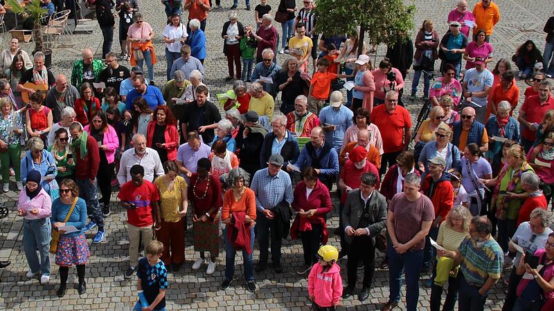 Rund 300 Teilnehmer verteilten sich am Sonntag auf dem Marktplatz in Höchstadt, um für Demokratie und ein buntes weltoffenes Höchstadt zu demonstrieren. Rund 300 Teilnehmer verteilten sich am Sonntag auf dem Marktplatz in Höchstadt, um für Demokratie und ein buntes weltoffenes Höchstadt zu demonstrieren.
