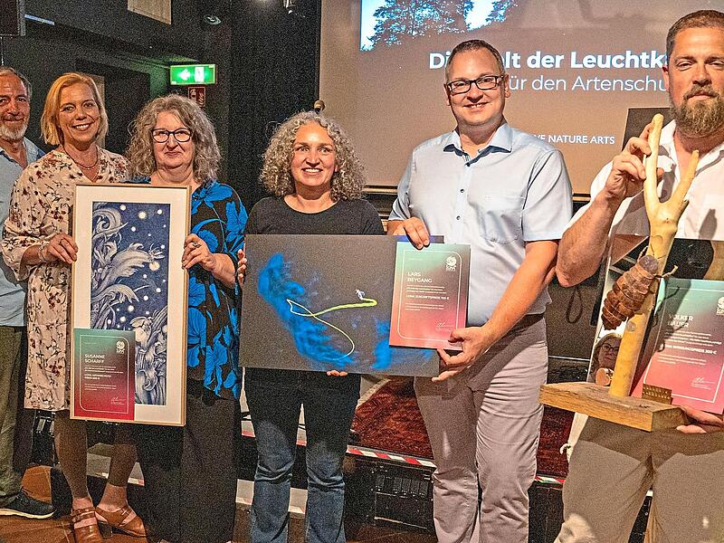 Unser Bild von der Preisverleihung zeigt (von links) Jens Wagner, Eva Rundholz, Preisträgerin Susanne Scharf, Adriane Lochner von Love Nature Arts, Bayreuths Zweiten Bürgermeister Stefan Schuh und Preisträger Volker Bauer.Annika Natus Unser Bild von der Preisverleihung zeigt (von links) Jens Wagner, Eva Rundholz, Preisträgerin Susanne Scharf, Adriane Lochner von Love Nature Arts, Bayreuths Zweiten Bürgermeister Stefan Schuh und Preisträger Volker Bauer.Annika Natus