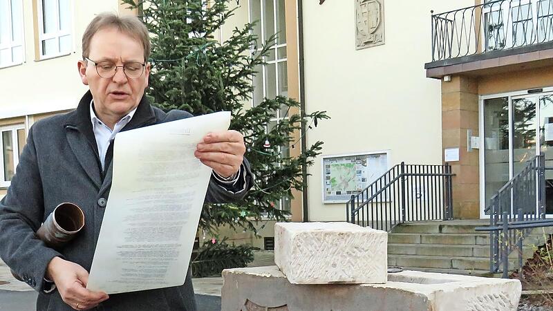 Im Sandsteinquader mit der Jahreszahl lag &uuml;ber 63 Jahre die Kapsel, die am 30. November 1958 bei der Grundsteinlegung verschlossen worden war. Nach ihrer &Ouml;ffnung pr&auml;sentierte B&uuml;rgermeister Bernd Rebhan die Urkunde.