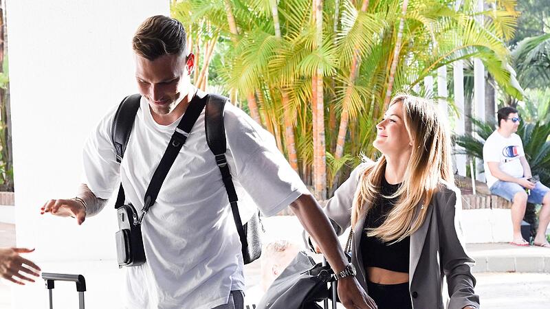 Privat ist David Raum in festen H&auml;nden: Hier begleitet ihn Freundin Kathi ins Mannschaftshotel der deutschen Nationalmannschaft.