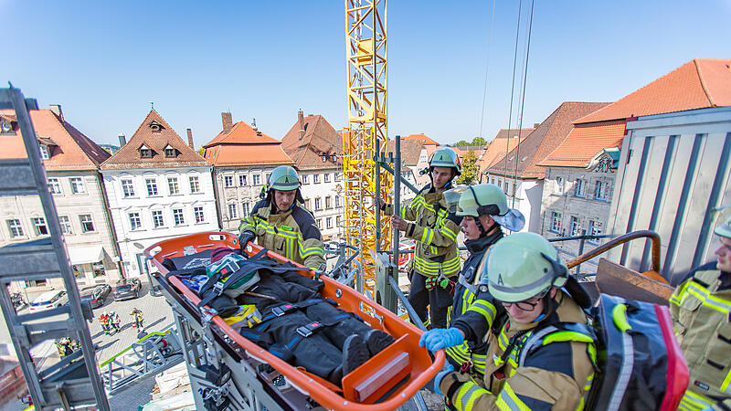 Ein spektakul&auml;rer Einsatz mitten in Forchheims Innenstadt: Ein verletzter Arbeiter muss aus der Rathausbaustelle gerettet werden. Zumindest theoretisch: Dieses Szenario ist Teil der 24-Stunden-&Uuml;bung.