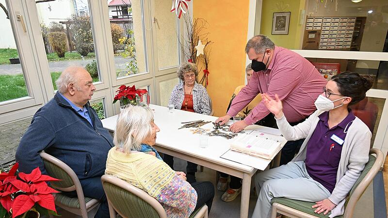 Stefan Dünkel richtet für Helmut Marquard, Eugenie Kuchta, Anni Krug (verdeckt) und Ursula Lerche  (von links) Besteck zum spielerischen Polieren. Über die Tovertafel würde das noch besser  funktionieren, erklärt Gerontofachkraft Lena Hennig (rech...