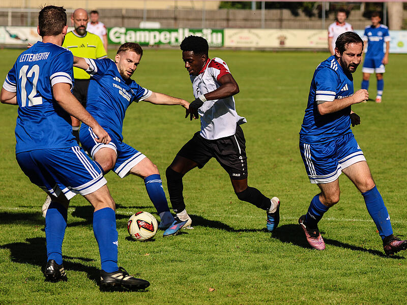 Bei diesem Angriff blieb der Kronacher  Mamadou Bah noch an Lettenreuths Spielertrainer Johannes Bauer h&auml;ngen, in der zweiten Spielh&auml;lfte erzielt er zwei Tore.