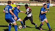 Bei diesem Angriff blieb der Kronacher  Mamadou Bah noch an Lettenreuths Spielertrainer Johannes Bauer h&auml;ngen, in der zweiten Spielh&auml;lfte erzielt er zwei Tore.