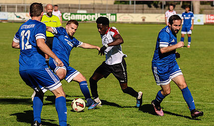 Bei diesem Angriff blieb der Kronacher  Mamadou Bah noch an Lettenreuths Spielertrainer Johannes Bauer h&auml;ngen, in der zweiten Spielh&auml;lfte erzielt er zwei Tore.
