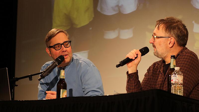 Die beiden „11 Freunde“-Redakteure Philipp Köster (l.) und Jens Kirschneck haben ein Feuerwerk an Insiderwissen und Anekdoten, garniert mit viel Humor und Selbstironie, abgebrannt Die beiden „11 Freunde“-Redakteure Philipp Köster (l.) und Jens Kirschneck haben ein Feuerwerk an Insiderwissen und Anekdoten, garniert mit viel Humor und Selbstironie, abgebrannt