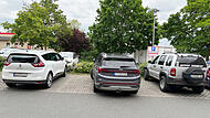 Das dunkle SUV ist der ausgestreckte Mittelfinger des Straßenverkehrs. Dass es auch noch andere Verkehrsteilnehmer gibt, ist ihren Fahrern egal.
