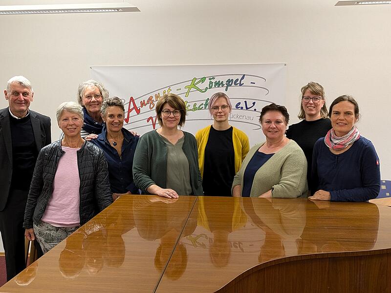 Neuer und alter Vorstand zum letzten Mal zusammen: Zweiter B&uuml;rgermeister J&uuml;rgen Pfister (v.l.) bedankt sich bei den Ehrenamtlichen Margarete Weiner, Cornelia Borowski, Charlotte Richter, Julia Raab, Elisabeth Gerber, Britta Heim, Silvia Kleinhenz und Katja Dittmayer.
