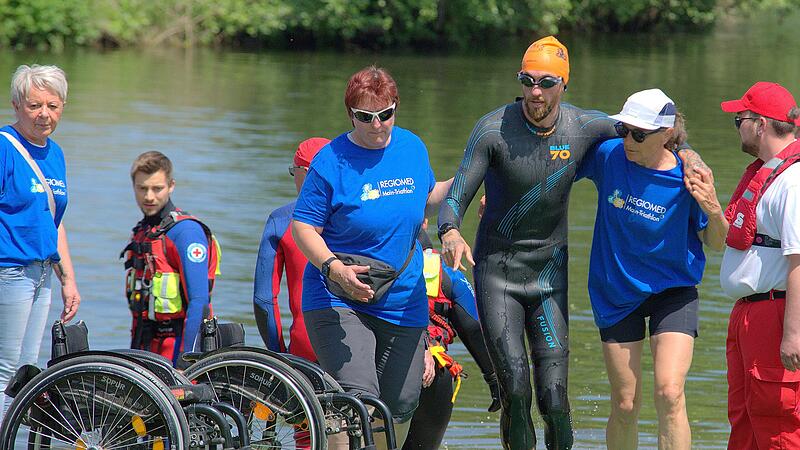 Aus dem Wasser bis zum Rollstuhl bekamen die Para-Triathleten Unterst&uuml;tzung von den Helfern.