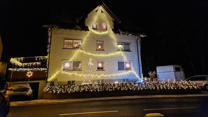 Es strahlt wieder, das Lautertaler Weihnachtshaus in der Meederer Stra&szlig;e.