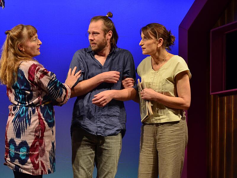 Die ungleichen Schwestern überreden Patrick.