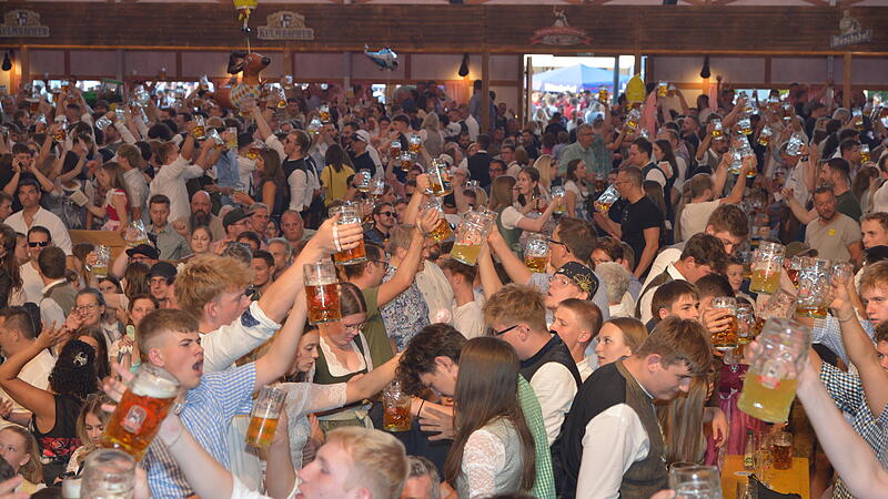 2026: Die Kr&uuml;ge hoch! Die Kulmbacher Bierwoche hat begonnen
