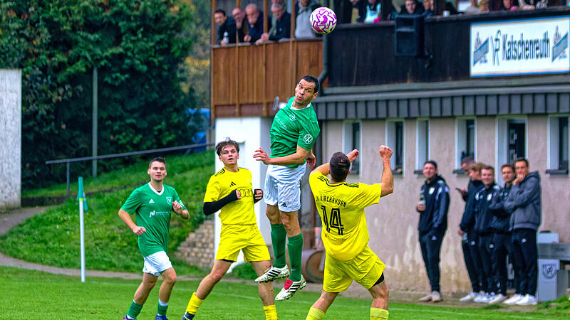 Der Katschenreuther Mathias Weigel bef&ouml;rdert den Ball mit dem Kopf nach vorne.