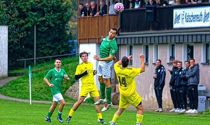 Der Katschenreuther Mathias Weigel bef&ouml;rdert den Ball mit dem Kopf nach vorne.