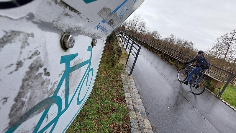 Alleine  im Stadtgebiet Forchheim soll der Metropolradweg gut sechs Kilometer lang sein. Bis dahin m&uuml;ssen noch einige Engstellen, wie hier am Yachthafen, verbessert werden.   Doch selbst wenn alles weiter nach Plan l&auml;uft, dauert es noch, bis die B...Forchheim & Fr&auml;nkische Schweiz