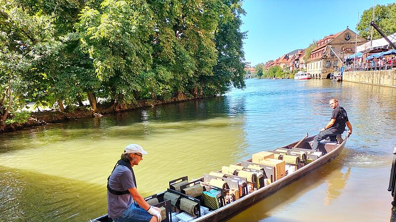 Die Pyrotechniker bringen mit dem Schelch Explosives zur Abschuss-Stelle f&uuml;rs Sandkerwa-Feuerwerk.