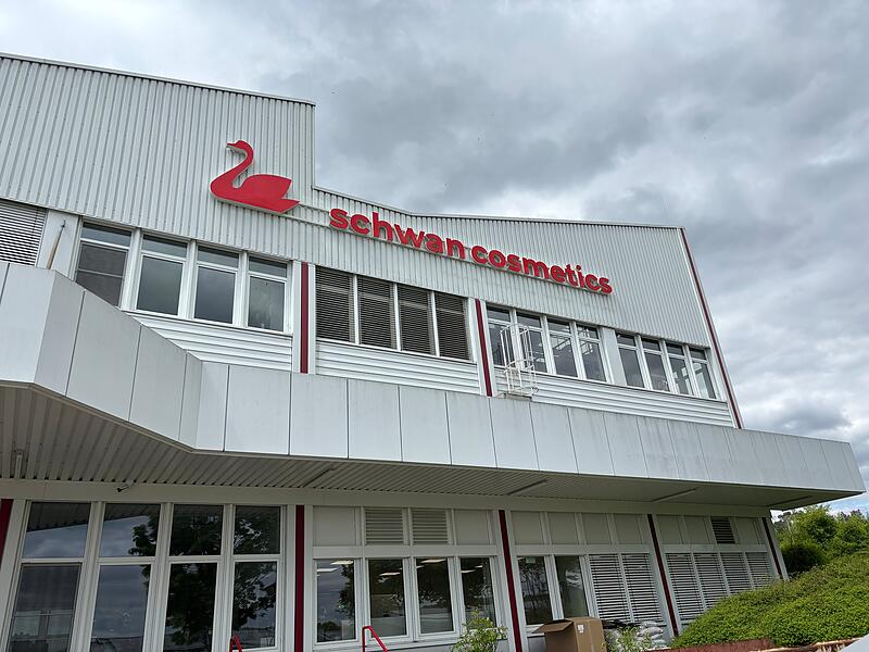 Den Markennamen von Schwan Cosmetics sucht man als Konsument auf den hier hergestellten Produkten vergeblich. Den Markennamen von Schwan Cosmetics sucht man als Konsument auf den hier hergestellten Produkten vergeblich.