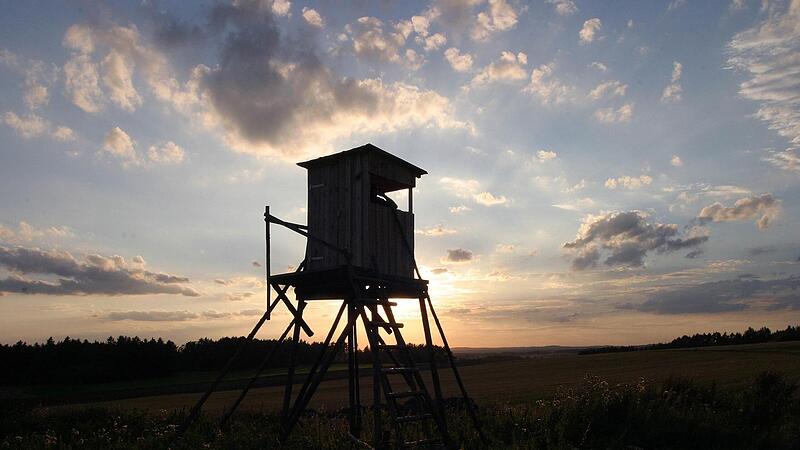 Jägerhochsitz bei Sonnenuntergang. Die Jagd hat nicht nur Freunde.
