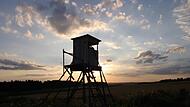 Jägerhochsitz bei Sonnenuntergang. Die Jagd hat nicht nur Freunde.