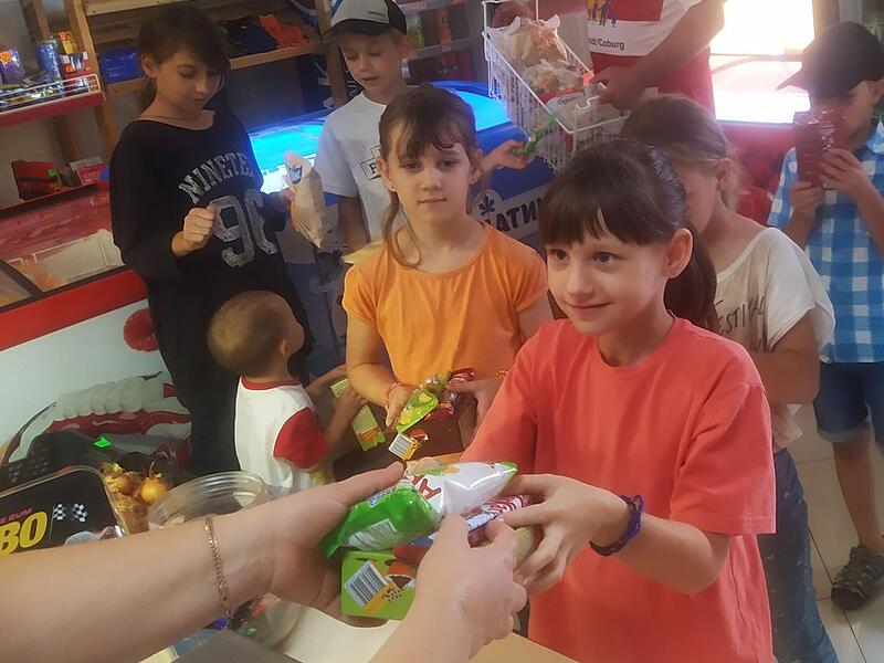 Kinder d&uuml;rfen in dem ukrainischen Dorf  Fedoriwka mit Geld aus Neustadt einkaufen.