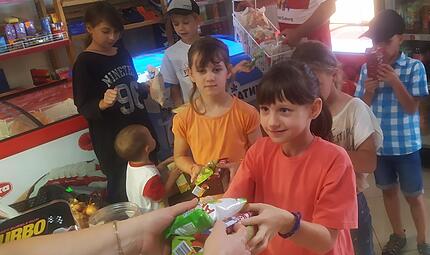 Kinder dürfen in dem ukrainischen Dorf Fedoriwka mit Geld aus Neustadt einkaufen. Kinder dürfen in dem ukrainischen Dorf Fedoriwka mit Geld aus Neustadt einkaufen.