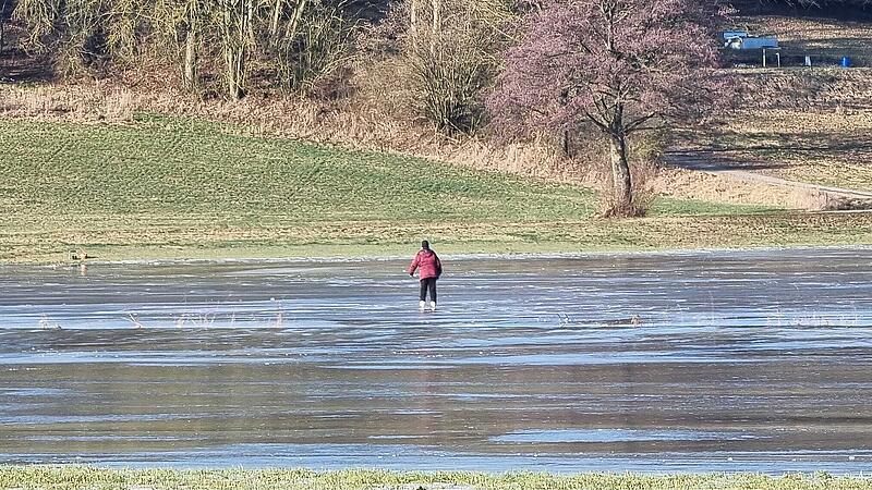 Eislaufen auf dem Itzgrund: Das Hochwasser hinterlässt überschwemmte Wiesen Eislaufen auf dem Itzgrund: Das Hochwasser hat überschwemmte Wiesen hinterlassen, die jetzt zufrieren. Dort ist Eislaufen kein Problem, sagt die Wasserwacht. Doch tiefere Gewässer und insbesondere fließende Gewässer bergen große Gefahren.