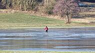 Eislaufen auf dem Itzgrund: Das Hochwasser hat überschwemmte Wiesen hinterlassen, die jetzt zufrieren. Dort ist Eislaufen kein Problem, sagt die Wasserwacht. Doch tiefere Gewässer und insbesondere fließende Gewässer bergen große Gefahren.