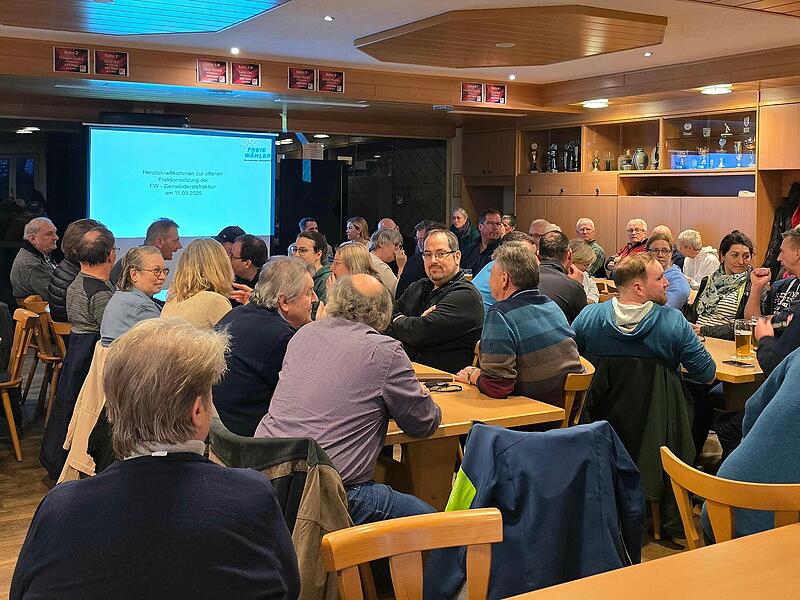 Die Pl&auml;tze im Sportheim des TSV Neuhaus waren restlos gef&uuml;llt.