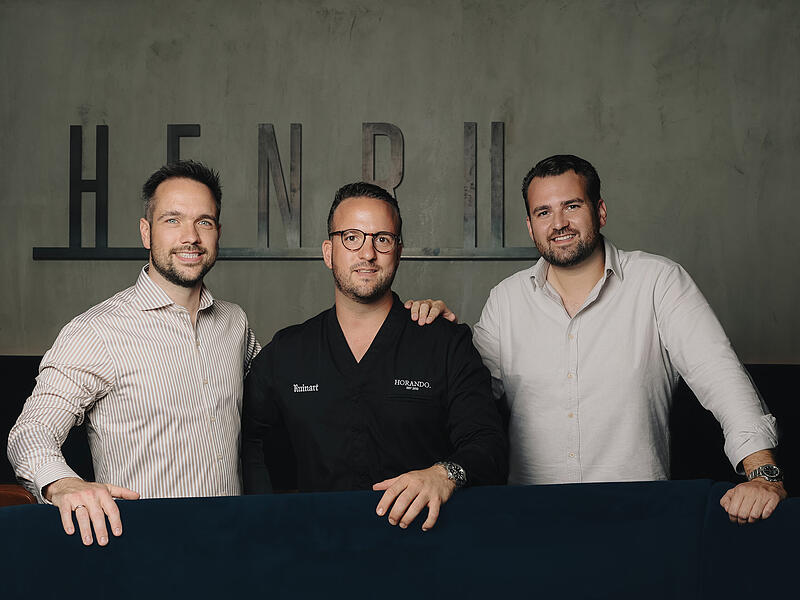 Die beiden „Henrii“-Geschäftsführer Andreas Pickel (links) und Maximilian Beughold (rechts) nehmen den Bamberger Top-Koch Fabio Galizia aus dem Vita in ihr Team auf.