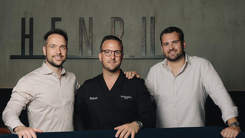 Die beiden „Henrii“-Geschäftsführer Andreas Pickel (links) und Maximilian Beughold (rechts) nehmen den Bamberger Top-Koch Fabio Galizia aus dem Vita in ihr Team auf.