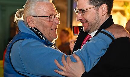 Coburger Wahlnacht in Bildern &ndash; hier: Wahlsieger Dominik Sauerteig mit Alt-OB Norbert Kastner