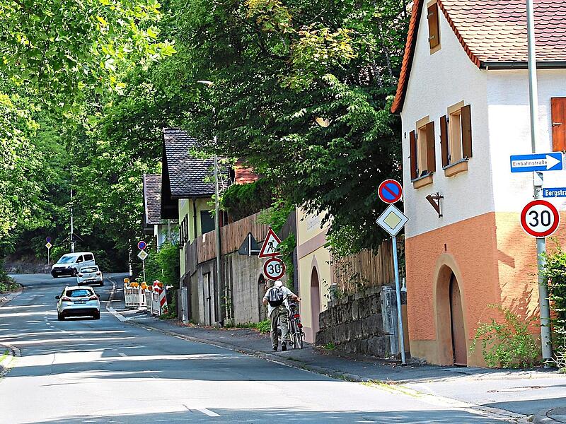 Obwohl er eigentlich nicht hier fahren dürfte, setzt der Schwerlastverkehr dem historischen Höchstadter Kellerberg immer mehr zu. Andreas Dorsch Obwohl er eigentlich nicht hier fahren dürfte, setzt der Schwerlastverkehr dem historischen Höchstadter Kellerberg immer mehr zu. Andreas Dorsch