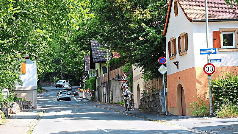Obwohl er eigentlich nicht hier fahren dürfte, setzt der Schwerlastverkehr dem historischen Höchstadter Kellerberg immer mehr zu. Andreas Dorsch Obwohl er eigentlich nicht hier fahren dürfte, setzt der Schwerlastverkehr dem historischen Höchstadter Kellerberg immer mehr zu. Andreas Dorsch