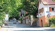 Obwohl er eigentlich nicht hier fahren dürfte, setzt der Schwerlastverkehr dem historischen Höchstadter Kellerberg immer mehr zu. Andreas Dorsch Obwohl er eigentlich nicht hier fahren dürfte, setzt der Schwerlastverkehr dem historischen Höchstadter Kellerberg immer mehr zu. Andreas Dorsch