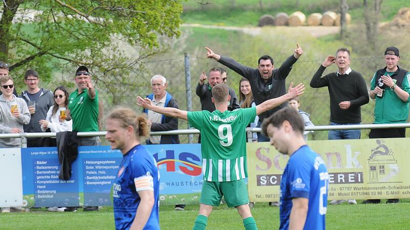 Maurice Pache (Mitte) vom FC Untererthal lässt sich beim 4:0-Sieg über den VfR Sulzthal von den Fans feiern. Er steuerte zwei Treffer zum Heimsieg bei. Maurice Pache (Mitte) vom FC Untererthal lässt sich beim 4:0-Sieg über den VfR Sulzthal von den Fans feiern. Er steuerte zwei Treffer zum Heimsieg bei.