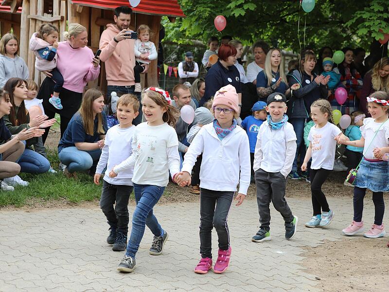 Zu Beginn der Feier marschierten alle mehr als 130 Kinder von Kita und Krippe in ihren Garten ein. Sie waren alle bei einer großen Aufführung eingebunden.