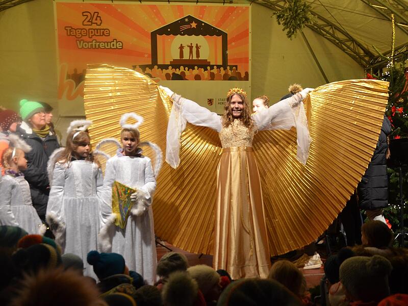 Das Christkind wird den Weihnachtsmarkt in Herzogenaurach er&ouml;ffnen.