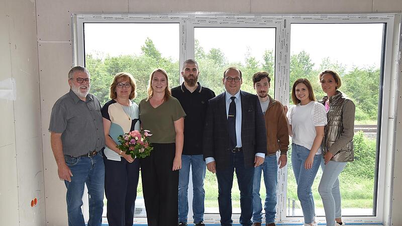 &Uuml;ber eine gute F&uuml;gung f&uuml;r neue Praxisr&auml;ume freuen sich (von links) Paul, Renate, Kristina und Johannes Berchtold sowie Zahnarzt Dr. Panitz (vierter von links) und das Praxisteam mit Benedict Panitz, Selina Weinhold und Pia Schmitt.