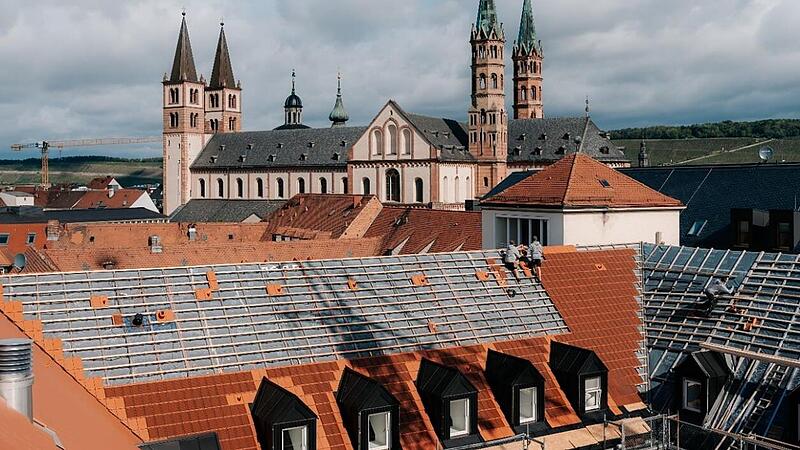 Auf dem Kloster in W&uuml;rzburg wurden bereits erfolgreich solche Solarziegel auf denkmalgesch&uuml;tzten Geb&auml;uden verbaut.