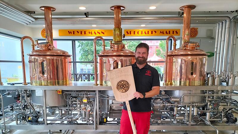 Braumeister Constantin Förtner freut sich über Auszeichnungen für die Weyermann-Biere.